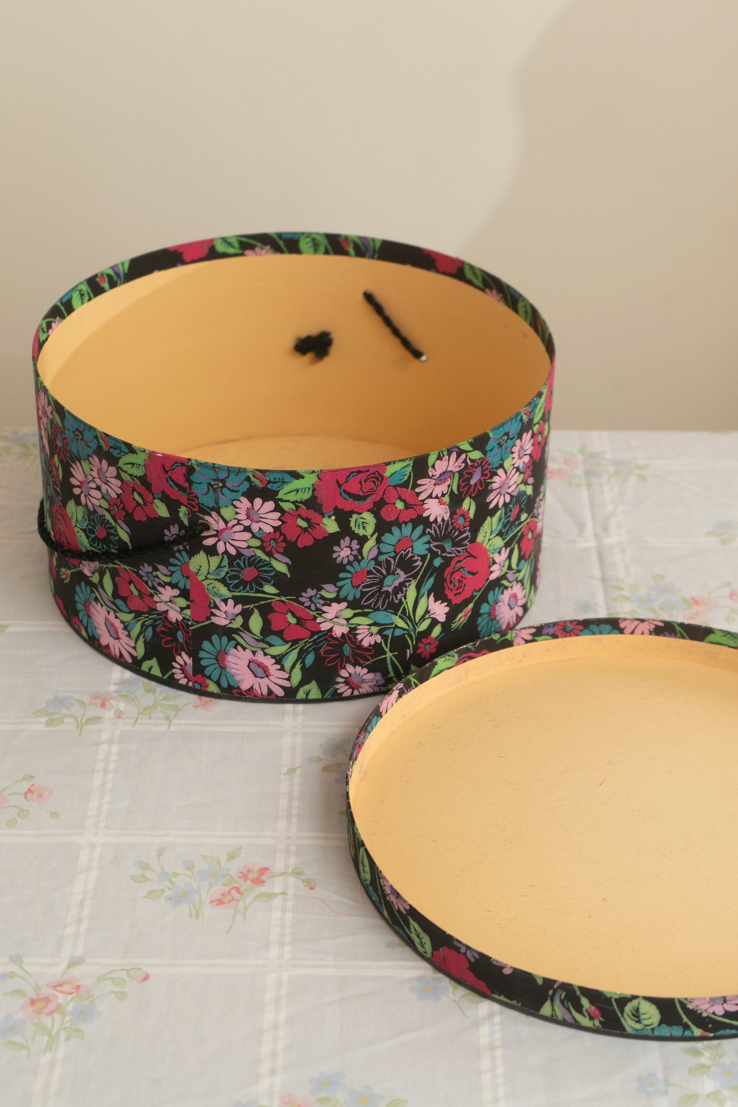 Vintage Shaw Hat Shop 14in Hat Box